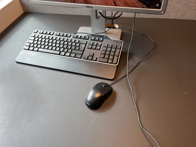 1060714-4 Computer, screen, keyboard, mouse and headphones