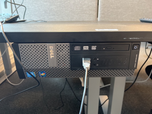 1060714-5 Computer, screen, keyboard, mouse and headphones