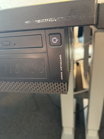 1060714-7 Computer, screen, keyboard, mouse and headphones