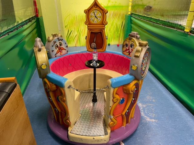 1073773-4 Spinning carousel
