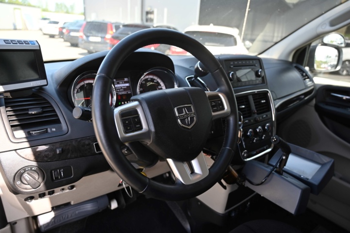 1073554-11 Dodge Grand Caravan 3.6 V6 Flex Fuel - 2013 (Wheelchair Adapted)