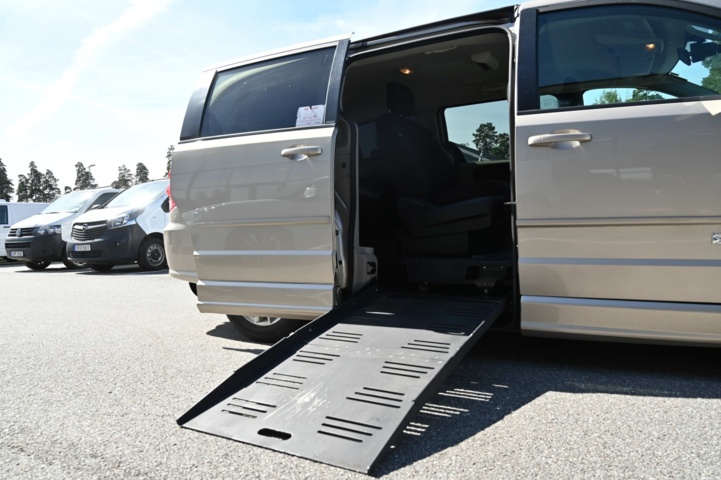 1073554-8 Dodge Grand Caravan 3.6 V6 Flex Fuel - 2013 (Wheelchair Adapted)