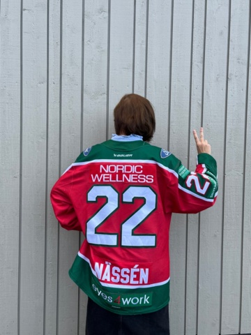1074867-1 Linus Nässén's signed hockey jersey from the 2022/2023 season.
