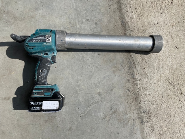 1075123-4 Makita DCG 180 caulking gun with battery