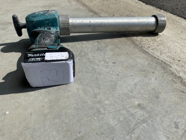 1075123-5 Makita DCG 180 caulking gun with battery