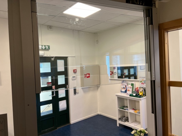 1052222-6 Electric reception hatch