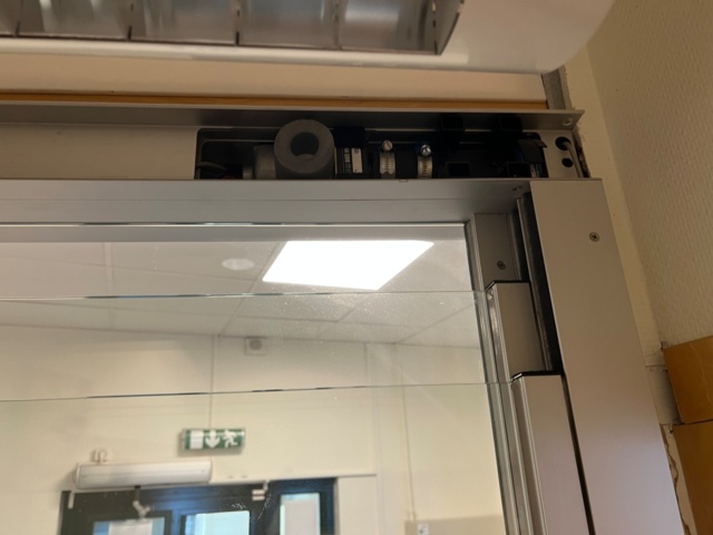 1052222-9 Electric reception hatch