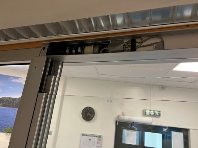 1052222-10 Electric reception hatch