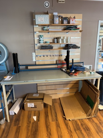 1057065-1 Packbord med diverse tillhörigheter