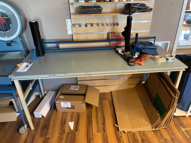 1057065-2 Packbord med diverse tillhörigheter