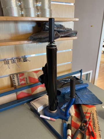 1057065-5 Packbord med diverse tillhörigheter