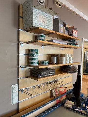 1057065-6 Packbord med diverse tillhörigheter