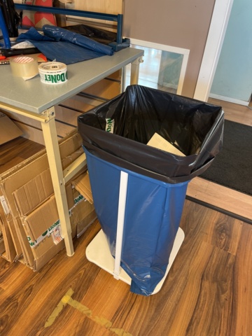 1057065-7 Packbord med diverse tillhörigheter