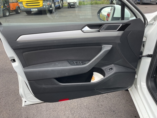 1051045-30 Volkswagen Passat Sports Combi 1.5 TSI - 2019