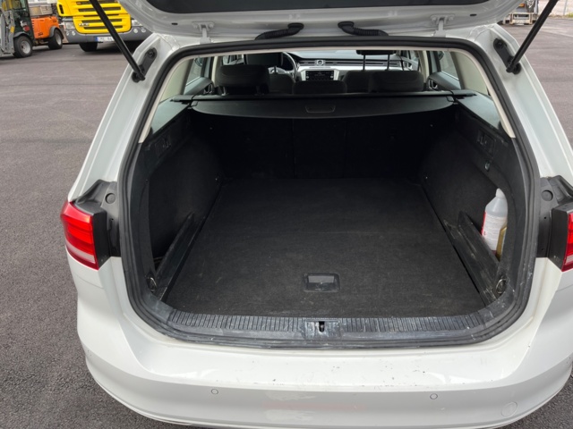 1051045-46 Volkswagen Passat Sports Combi 1.5 TSI - 2019