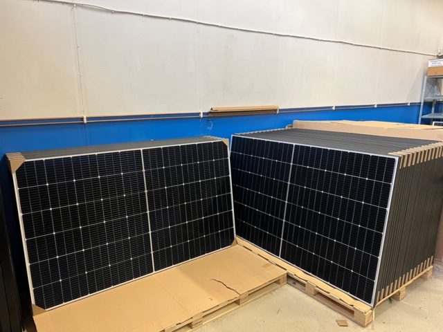 1076031-1 16 solar panels DAH Solar 460W - C180 (total 7.4kW)