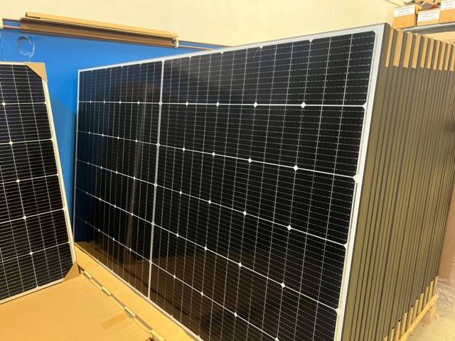 1076031-2 16 solar panels DAH Solar 460W - C180 (total 7.4kW)