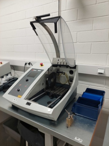 1034583-2 Precision cutting machine Struers Secotom -60