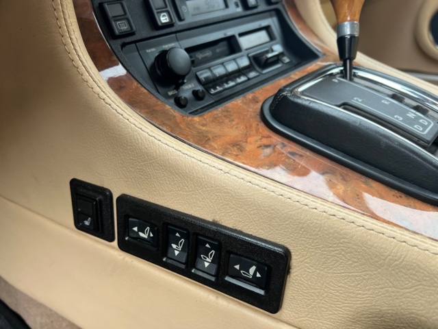 237731-27 Jaguar Daimler XJ 4.0 - 1992