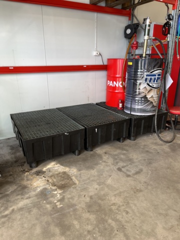 1039464-2 4 waste oil containers