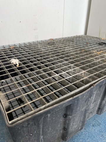 1039464-3 4 waste oil containers