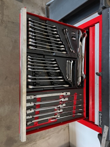 1039472-4 Ampro tool trolley with various tools
