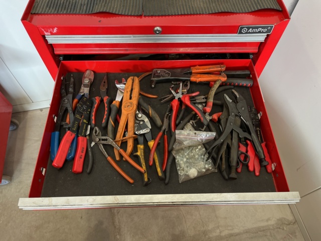 1039473-3 Ampro tool trolley with various tools