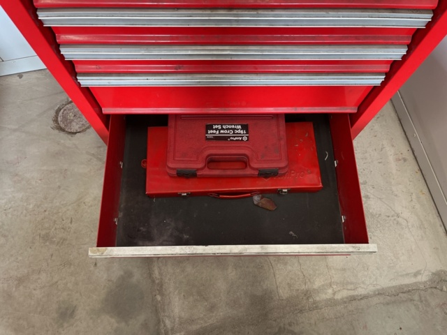 1039473-8 Ampro tool trolley with various tools