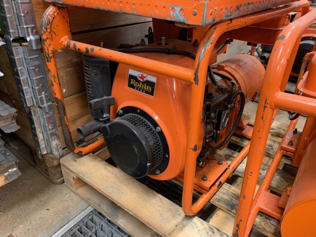 781084-4 Gasoline-driven electric generators 2 Ferm CF4000