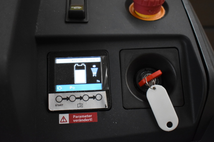 1035772-7 Pallet truck special 230x300 EJE 340