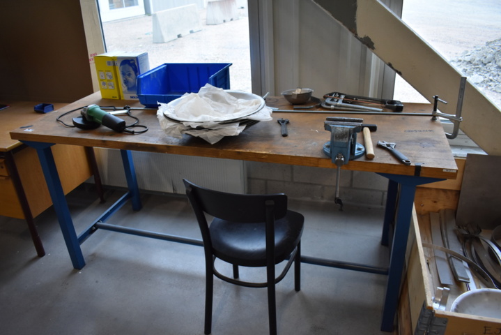 1035783-1 Work table with vise, chair and tools