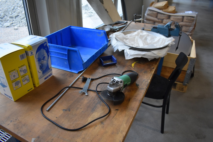 1035783-3 Work table with vise, chair and tools