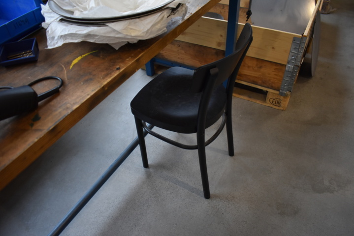 1035783-2 Work table with vise, chair and tools