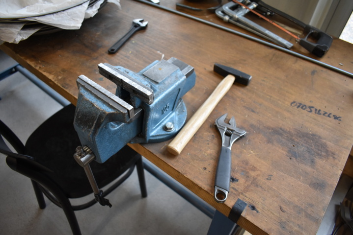 1035783-4 Work table with vise, chair and tools