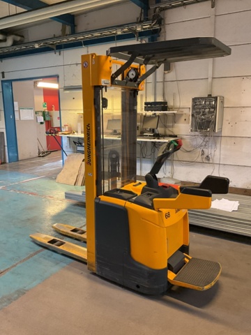 1061166-15 High stacker Jungheinrich