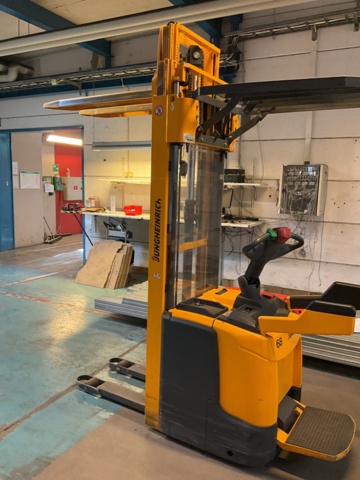 1061166-16 High stacker Jungheinrich