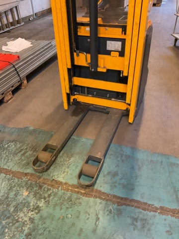 1061166-18 High stacker Jungheinrich