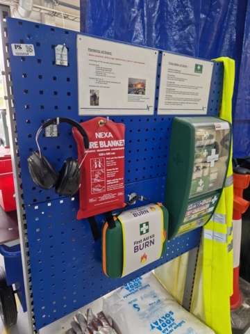 1035054-2 First aid board on wheels