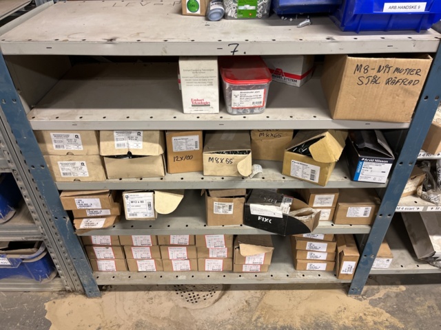 1060731-11 Shelves with screw, nut accessories