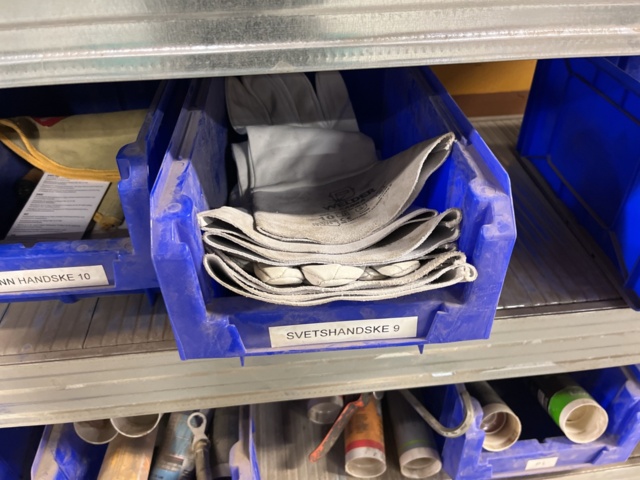 1060731-14 Shelves with screw, nut accessories