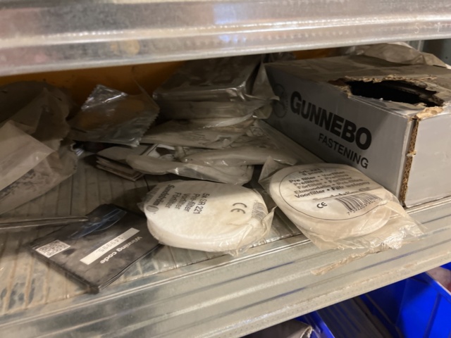 1060731-16 Shelves with screw, nut accessories