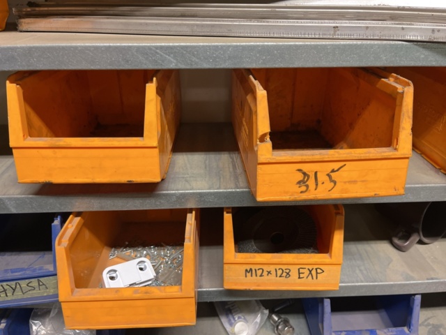 1060731-18 Shelves with screw, nut accessories