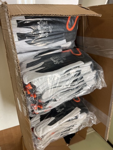 1060805-5 Collection of newly packaged assembly gloves