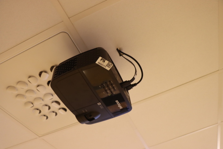 1033771-4 InFocus projector with projector screen