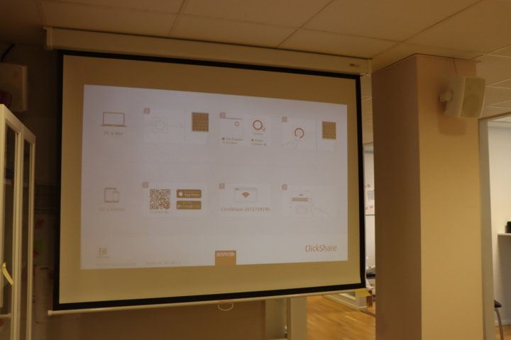 1033771-3 InFocus projector with projector screen