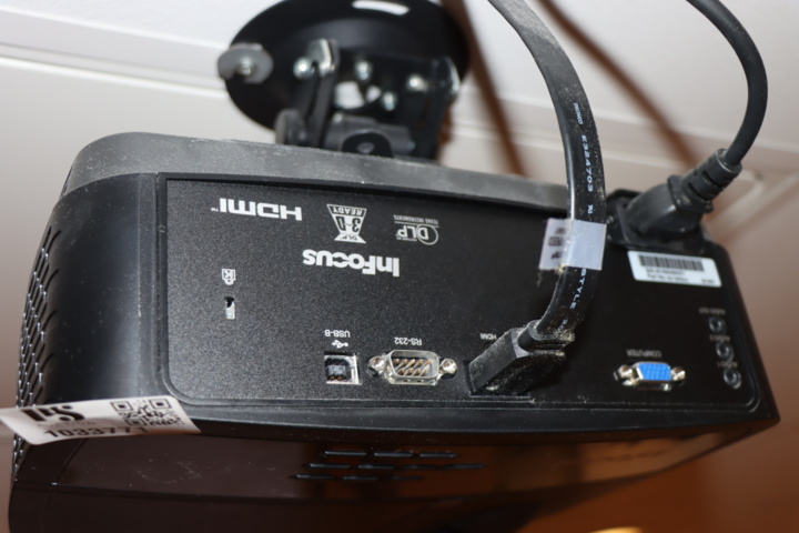 1033771-2 InFocus projector with projector screen