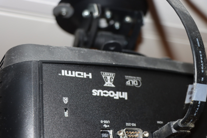 1033771-6 InFocus projector with projector screen