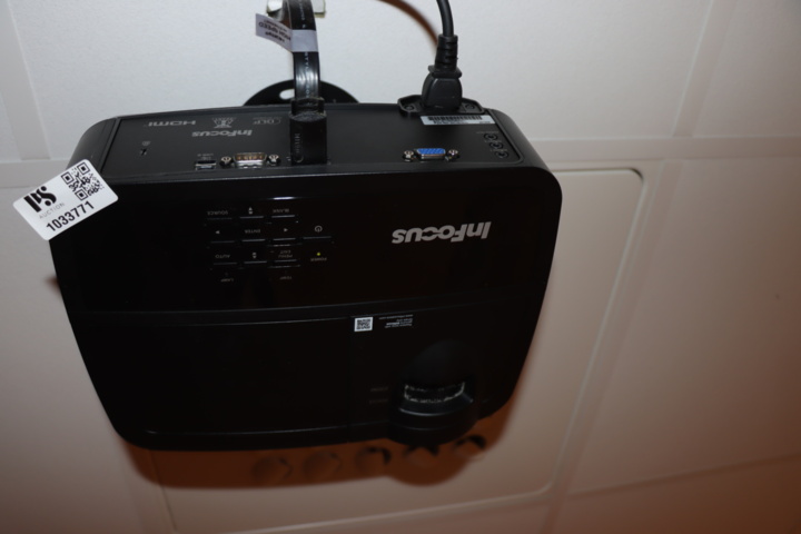 1033771-7 InFocus projector with projector screen