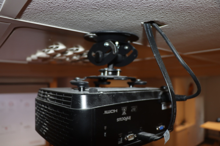 1033771-11 InFocus projector with projector screen