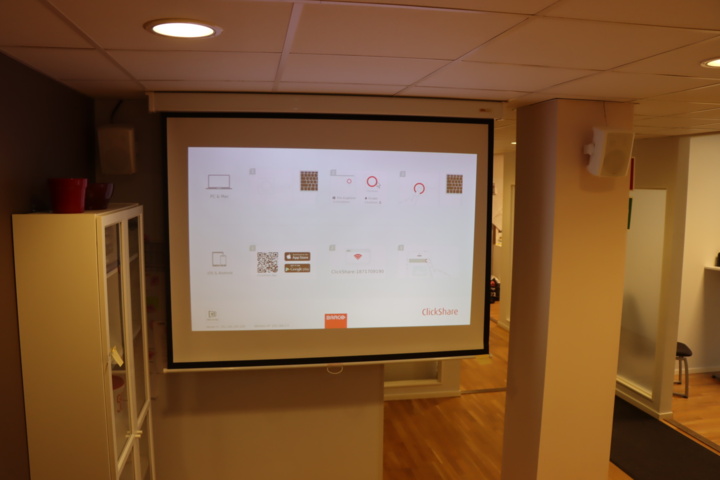 1033771-8 InFocus projector with projector screen